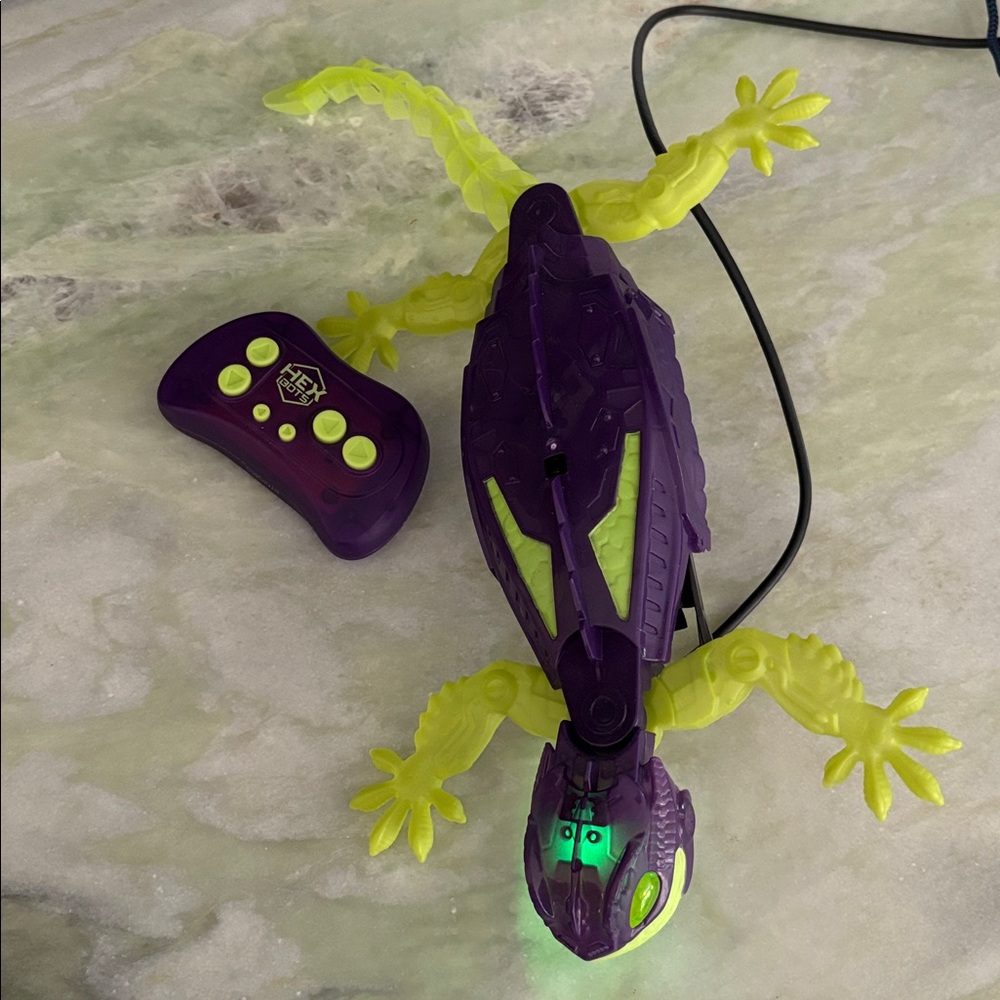 Wall climbing hexbot Robotic Lizard Toy with Remote
